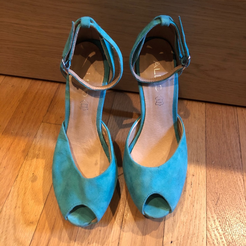 Teal High Heels with Peep Toe 👀